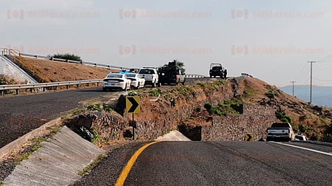 Hallan 6 cadáveres en una camioneta sobre la carretera Morelia-Cuitzeo