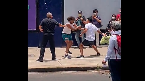 Alumno y profesor del IPN se agarran a golpes afuera de la universidad [Video]