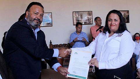 Se entregó de manera personal el documento a cada uno de los jubilados de manos del Presidente Municipal