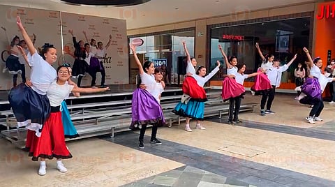 Los padres recordaron los años setentas y no dudaron bailar con sus hijos