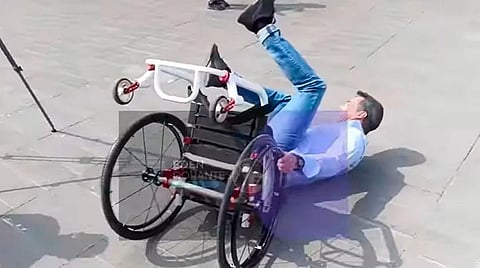 El actor usó una silla de ruedas para ponerse en el lugar de las personas que a diario usan estos aparatos para moverse