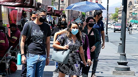 La hidratación es importante para sobrellevar las altas temperaturas, por lo que es recomendable que la población consuma al menos dos litros de agua al día