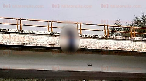 Michoacán: hallan cadáver de hombre colgado de puente vehicular 