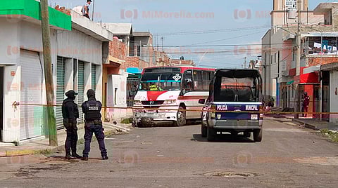 Michoacán: conductor de camión embiste a pistoleros que le dispararon