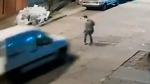 Hombre persigue y atropella a ladrón que asaltó a su madre minutos antes [VIDEO]