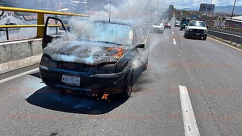 Arde automóvil sobre puente de la avenida Madero, en Morelia