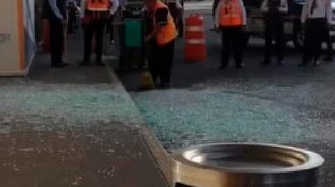 Cancel de vidrio se desprende en el AICM; no hubo lesionados