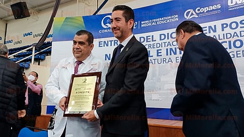 Una más, recibe UVAQ acreditación de la Licenciatura en Médico General 
