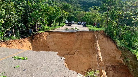 Carretera se derrumba a causa de las fuertes lluvias en Guerrero