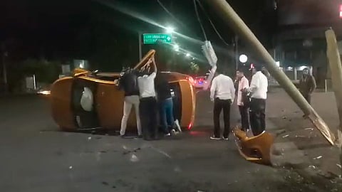 Auto vuelca sobre el Libramiento Sur, en Morelia