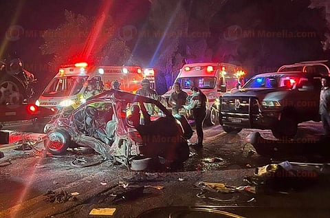 Aparatoso choque entre 2 autos deja 5 heridos en la Morelia-Quiroga