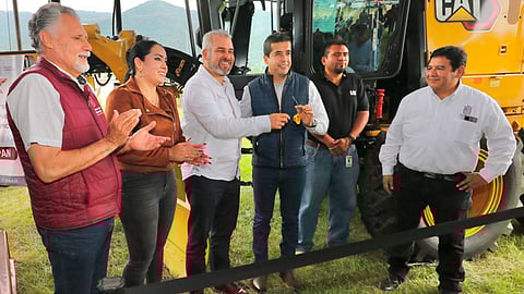 Entrega Bedolla maquinaria y obra pública en Tuxpan e Irimbo