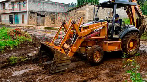 Otorga Julio Arreola atención inmediata a habitantes de Cuanajo; se inicia rehabilitación de acceso principal