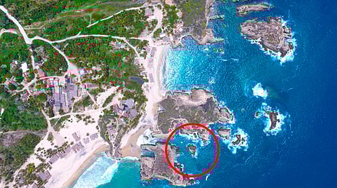 En playa de Michoacán se halla Dedo de Dios que apunta al cielo