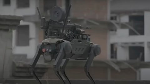 El futuro es ahora: perro de guerra robot desciende en un dron 