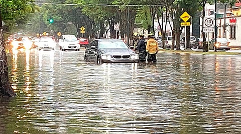 Autos varados e inundaciones deja intensa lluvia de este lunes en Morelia