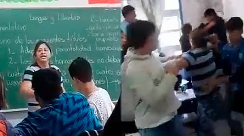 Madre cansada del bullying contra su hijo, va a la escuela y golpea a su agresor [VIDEO]