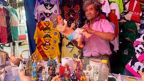 Don Agus; restaurando niños Dios desde hace más de 30 años 