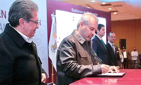 Firma Bedolla decreto de Promulgación de Ley contra Delito de Extorsión en Michoacán