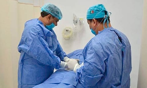 El horario de atención es 08:00 a 13:00 horas, las fichas se entregan a partir de las 7:00 en la entrada principal del centro de salud