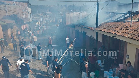 Incendio consume casa de adobe, madera y teja en Pátzcuaro