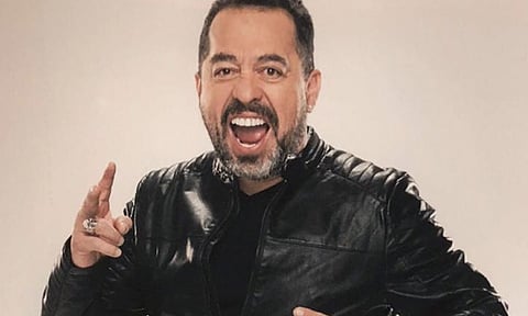 Se desnuda "El Borrego" Nava en el escenario durante show de Guerra de Chistes