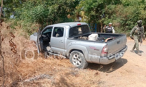 Tras enfrentamiento localizan cadáver baleado en camioneta abandonada, en Buenavista