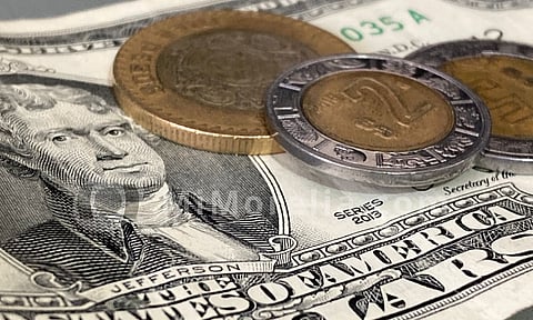 Dólar amanece en $17 a la compra