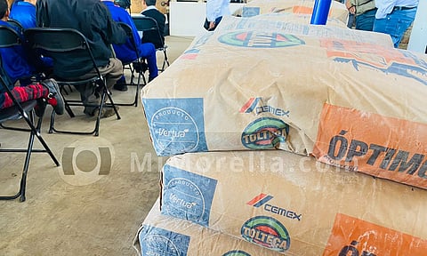 Mil 500 toneladas de cemento y mortero entrega SEE a escuelas de Michoacán