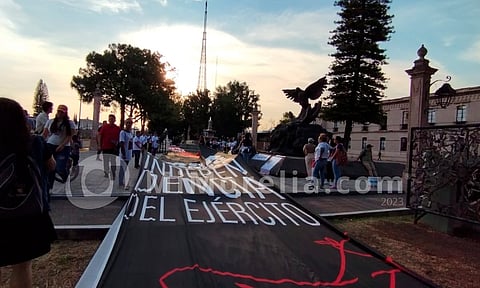 "La militarización no es la solución": marchan con manta de 100 metros en Morelia