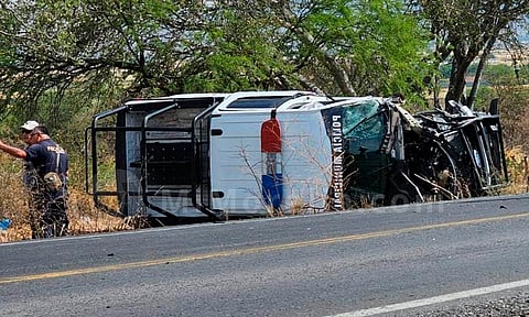 Choca patrulla y camioneta en carretera de Michoacán; hay un muerto y un herido