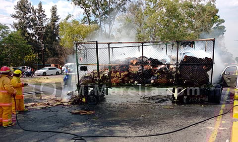 Arde camioneta y remolque al oriente de Morelia 