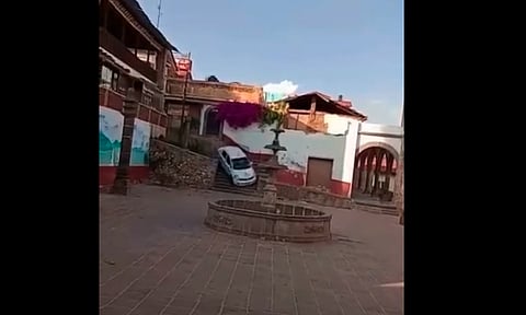 ¡Increíble! Vehículo baja por escaleras en Tlalpujahua y termina dañado [video]