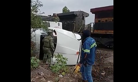 Intenta ganarle al tren y acaba arrollado, en Morelia [Video]