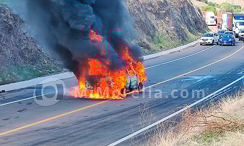 Padre salva a sus dos hijas tras volcadura e incendio de su camioneta en la Siglo XXI
