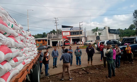 Logran habitantes de Ario de Rosales fertilizante para campesinos humildes