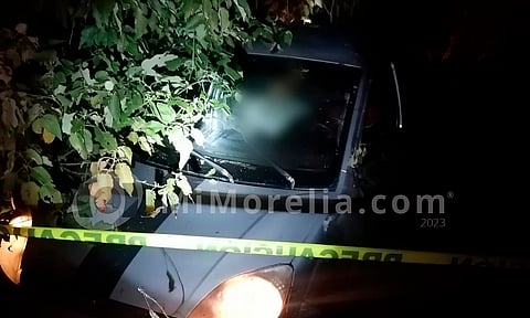 Joven muere al volcar su auto en Michoacán