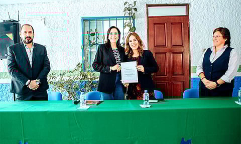 Entregan nombramiento a nueva directora del IMCED