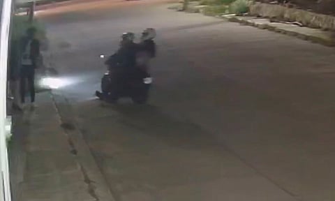 Sujetos en moto intentan asaltar a jóvenes en calle de Morelia [Video]