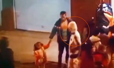 Hombre es asesinado frente a su hija mientras pedían dulces en Halloween [VIDEO]