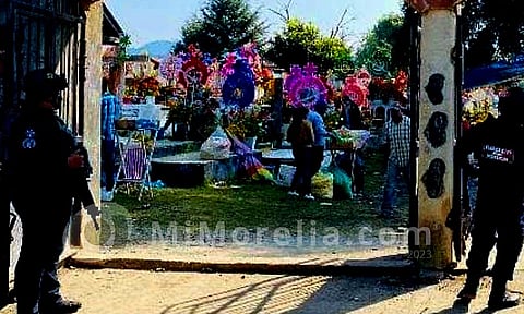 Puerta de panteón cae y mata a niño, en Michoacán