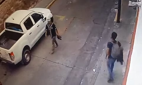 Chavos atan tenis a auto y desconciertan a cuerpos de vigilancia