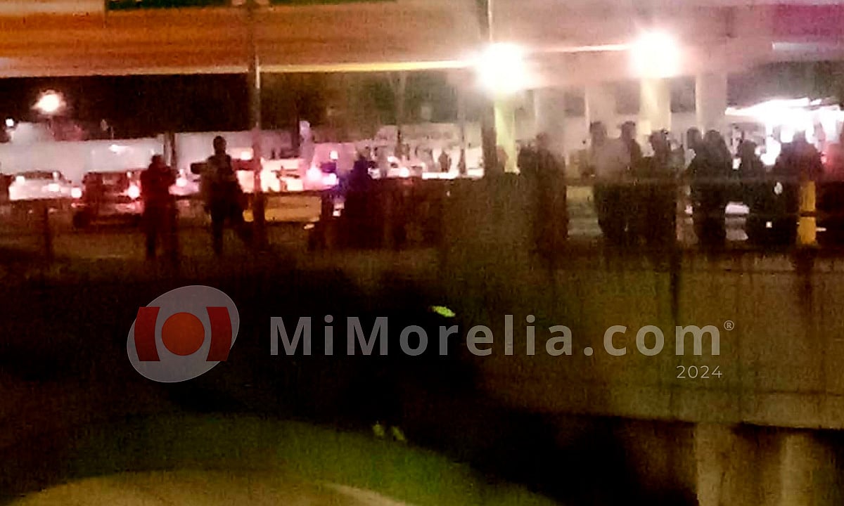 Policías evitan que hombre salte de puente en Morelia