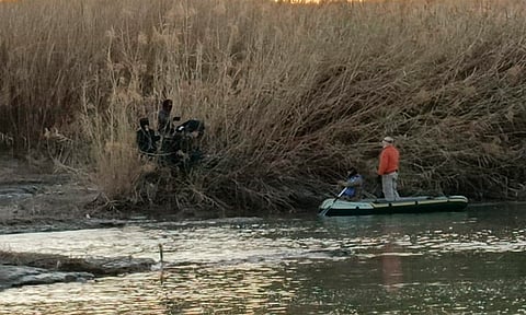 Rescatan 3 migrantes mexicanos varados en islote de Piedras Negras