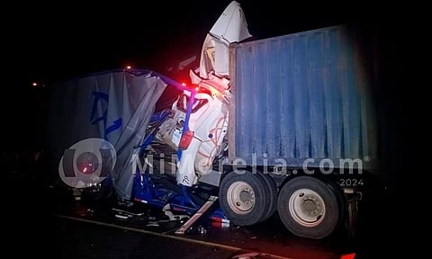 Trailero muere prensado en choque en la autopista Siglo XXI