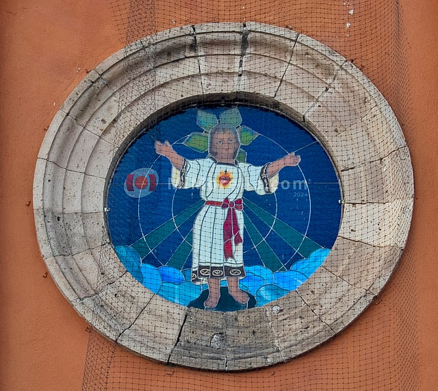 Ventanal circular con la imagen del Santo Niño