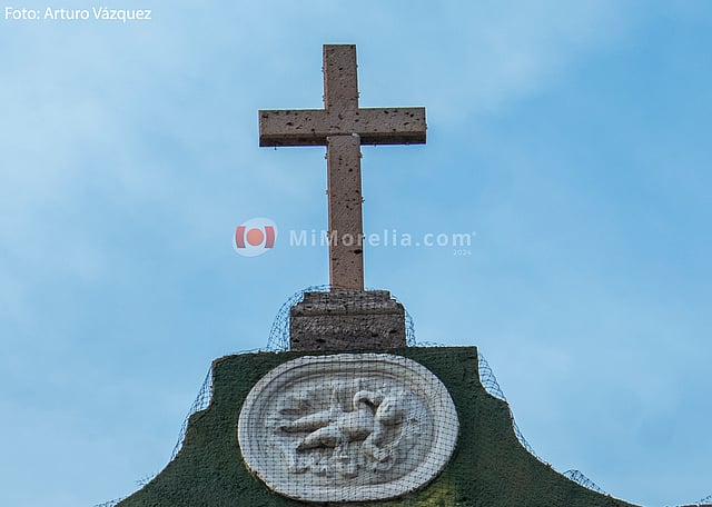 Detalle de la cruz en la parte superior de la capilla