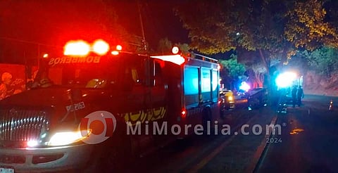 Auto choca contra árbol en el periférico sur de Morelia; hay 2 heridos 