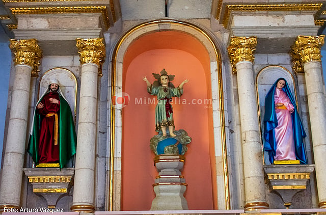 Retablo de estilo neoclásico en el interior de la capilla