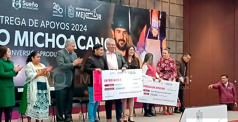 Entrega Bedolla apoyos del programa "Sueño michoacano"
